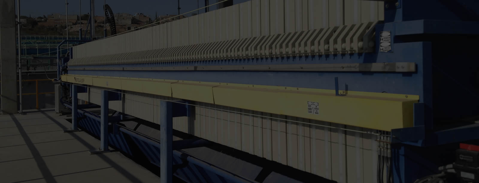 This picture shows many chamber filter plates are on the filter press that are ready to work, and five chamber filter plates placed together.